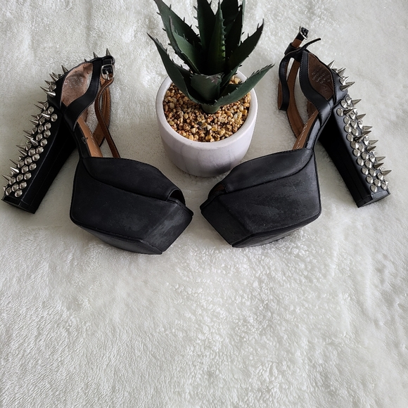 Shoes - Picture 2 of 8